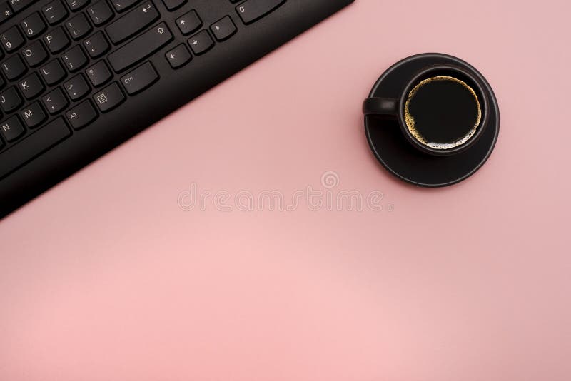 Concept van online - werkzaamheden. roze desktop. freelance. vlakke laag