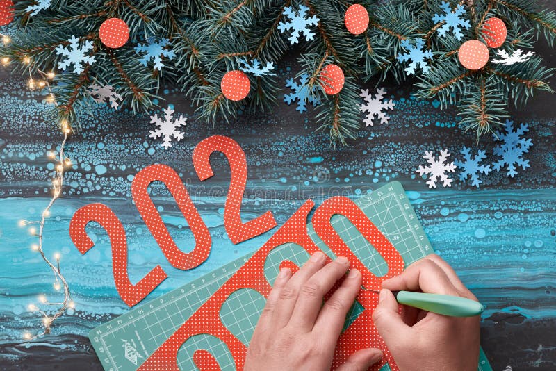 Concept winter background, paper craft with hand cut number 2020, cup of coffee and Christmas dekoration Flachlage, obere Ansicht stockfotografie Concept winter background, paper craft with hand cut number 2020, cup of coffee and Christmas dekoration Flachlage, obere Ansicht stockfotografie