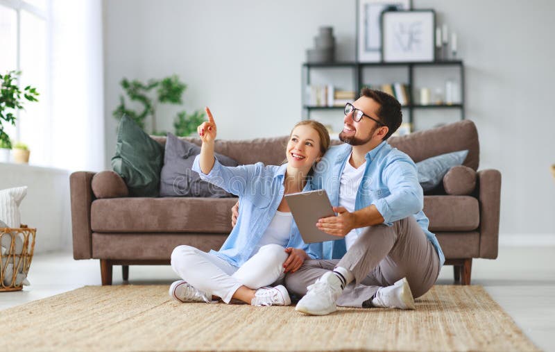 Concept zich het bewegen, het kopen huis het echtpaar is te herstellen van plan en projectflat royalty-vrije stock foto's Concept zich het bewegen, het kopen huis het echtpaar is te herstellen van plan en projectflat royalty-vrije stock foto's