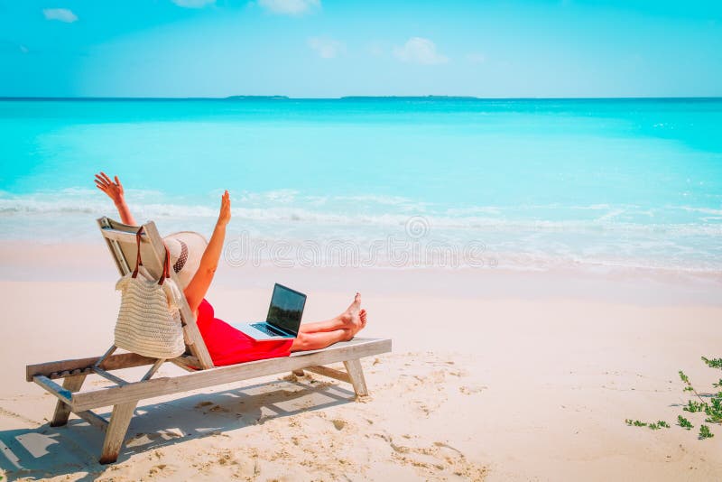 Concept à distance de travail - jeune femme heureuse avec l'ordinateur portable sur la plage photos libres de droits