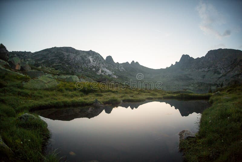 Concept à distance tranquille rural de réflexion de lac mountain bleue, en parc d'Ergaki, la Russie images stock Concept à distance tranquille rural de réflexion de lac mountain bleue, en parc d'Ergaki, la Russie images stock