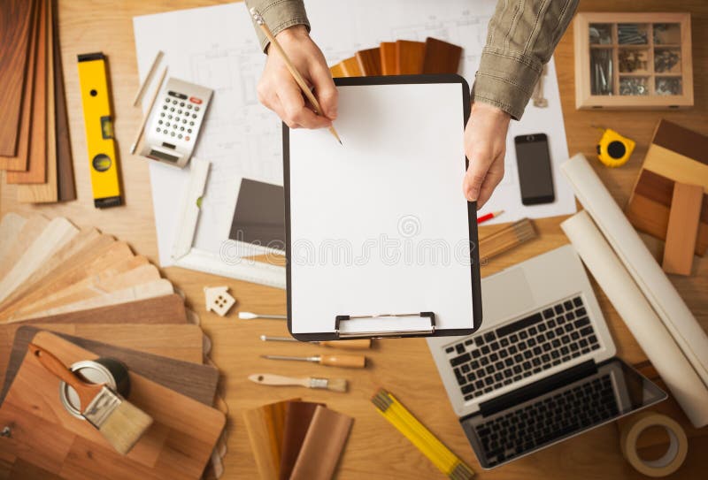 Concept à la maison de rénovation avec le presse-papiers vide photo stock Concept à la maison de rénovation avec le presse-papiers vide photo stock
