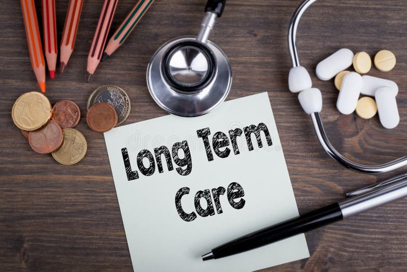 Concept à long terme de soin Bureau avec le stetascope, l'argent et les comprimés fond pour des soins médicaux photographie stock libre de droits Concept à long terme de soin Bureau avec le stetascope, l'argent et les comprimés fond pour des soins médicaux photographie stock libre de droits