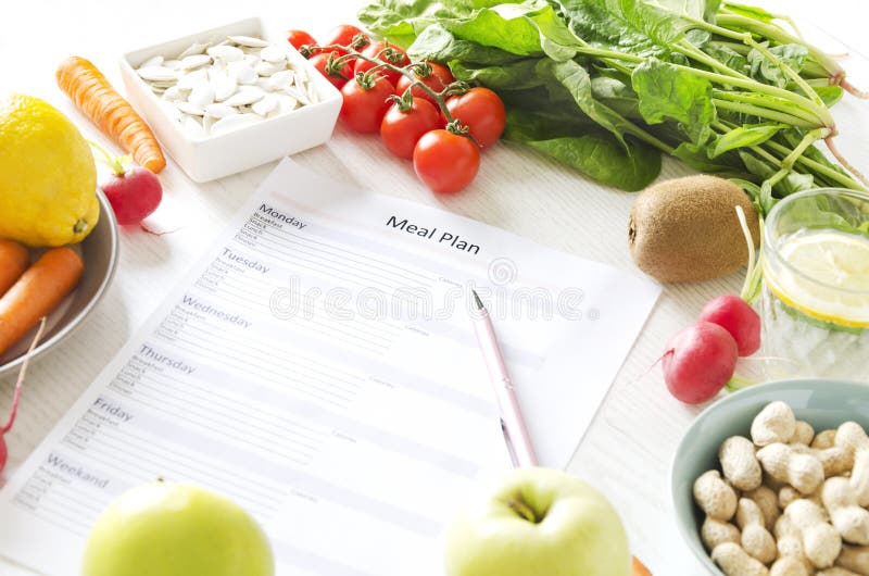 Concept équilibré de nutrition et de planification de repas Fruits frais et légumes, graines et écrous pour le mode de vie sain images libres de droits Concept équilibré de nutrition et de planification de repas Fruits frais et légumes, graines et écrous pour le mode de vie sain images libres de droits