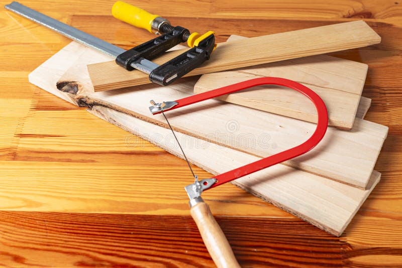 Concepte de fabricare a tâmplăriei. o sinteză separată a instrumentelor de lucru asortate pe fond de lemn stock photo