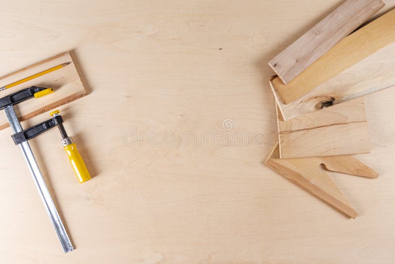 Concepte și idei de tâmplărie. o sinteză separată a uneltelor de lucru asortate pe lemn royalty free stock photography