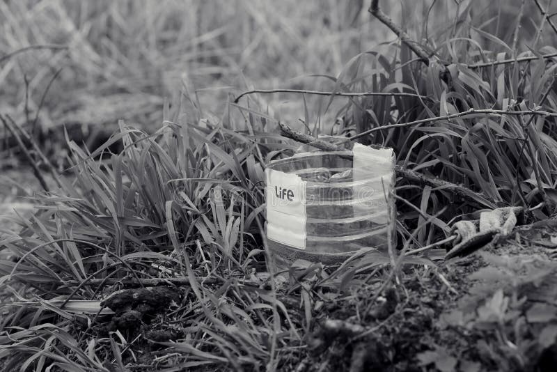 concepten sociaal probleem van het leven onder plastic afval en verontreiniging stock fotografie concepten sociaal probleem van het leven onder plastic afval en verontreiniging stock fotografie