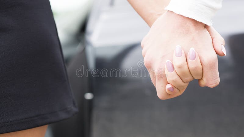 Conceptenspruit van vriendschap en liefde van de mens en vrouw - holdingshanden royalty-vrije stock fotografie Conceptenspruit van vriendschap en liefde van de mens en vrouw - holdingshanden royalty-vrije stock fotografie