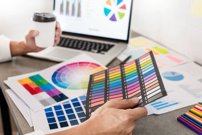 Concepteur créatif de Graphic d'homme d'affaires effectuer son travail au bureau consultant et planification des affaires images libres de droits Concepteur créatif de Graphic d'homme d'affaires effectuer son travail au bureau consultant et planification des affaires images libres de droits