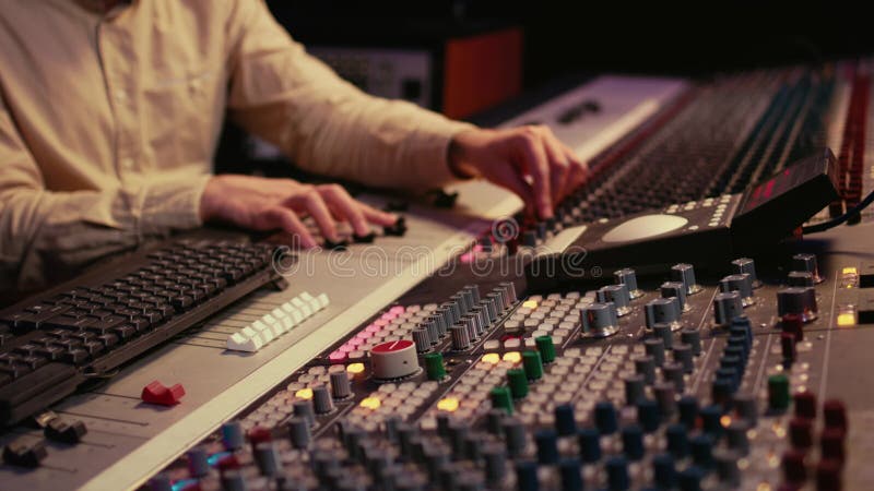 Concepteur de sons manipulant des effets sonores pour améliorer les sons sur les enregistrements audio clips vidéos