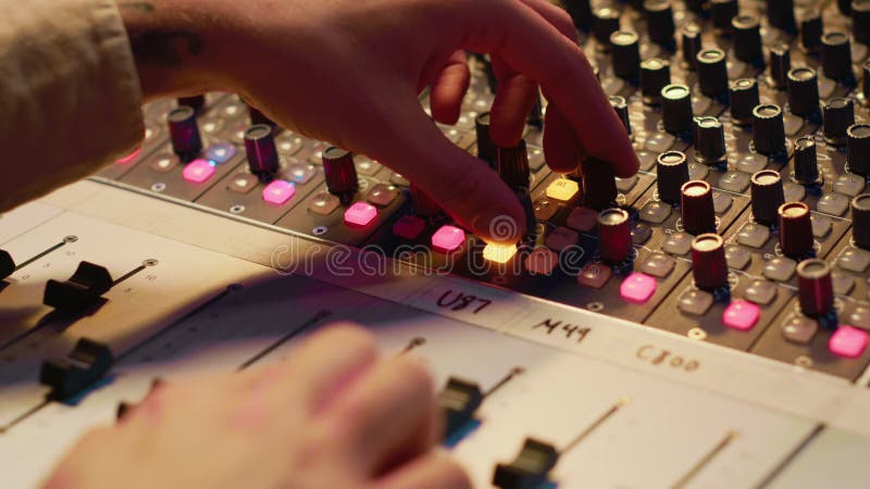 Concepteur de sons manipulant des effets sonores pour améliorer les sons sur les enregistrements audio banque de vidéos