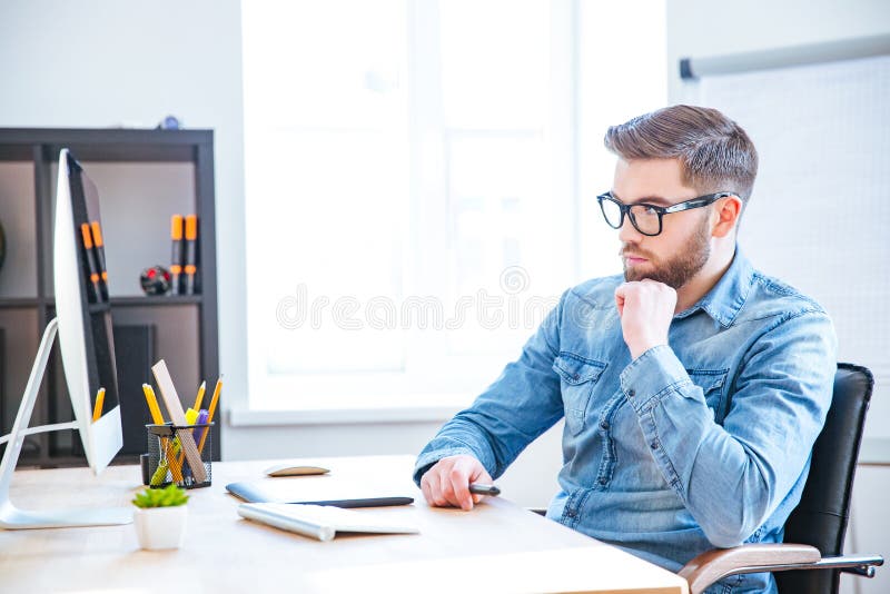 Concepteur réfléchi à l'aide du comprimé graphique et de l'ordinateur photo stock Concepteur réfléchi à l'aide du comprimé graphique et de l'ordinateur photo stock