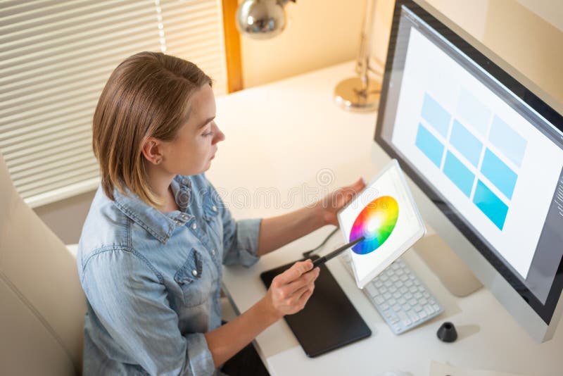 Concepteur s'asseyant au travail illustrateur Concepteur de Web ind?pendant image stock Concepteur s'asseyant au travail illustrateur Concepteur de Web ind?pendant image stock
