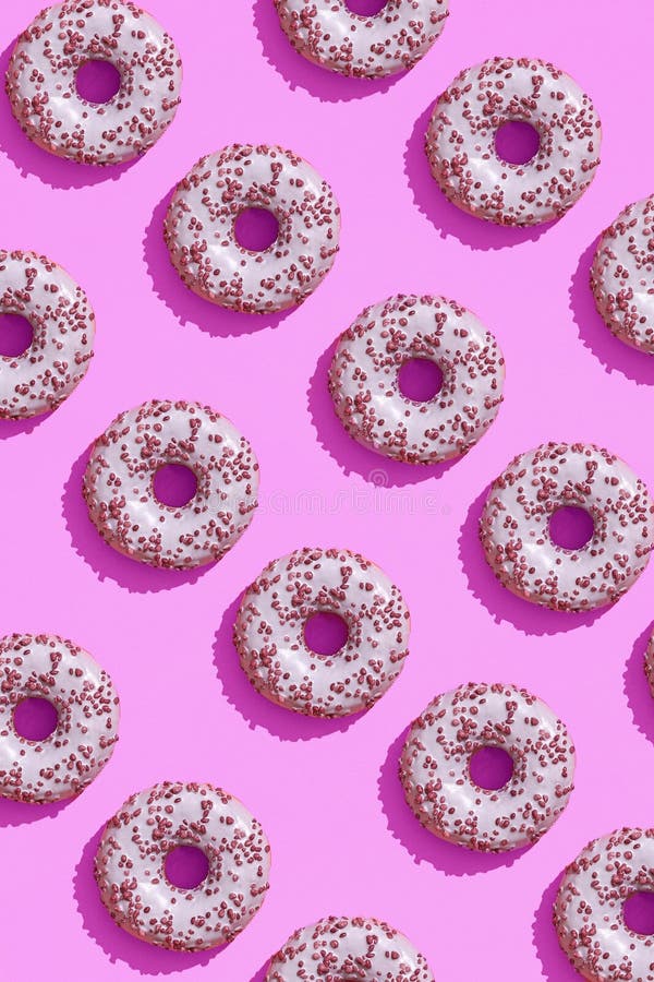 Conception de nourriture avec le beignet vitré rose savoureux sur le modèle en pastel lilas pourpre de vue supérieure de fond photo libre de droits Conception de nourriture avec le beignet vitré rose savoureux sur le modèle en pastel lilas pourpre de vue supérieure de fond photo libre de droits