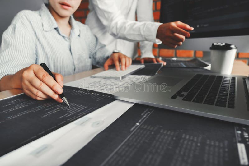 Conception et codage se développants de site Web de développement de codes informatique de lecture d'équipe de programmeur des te image stock Conception et codage se développants de site Web de développement de codes informatique de lecture d'équipe de programmeur des te image stock