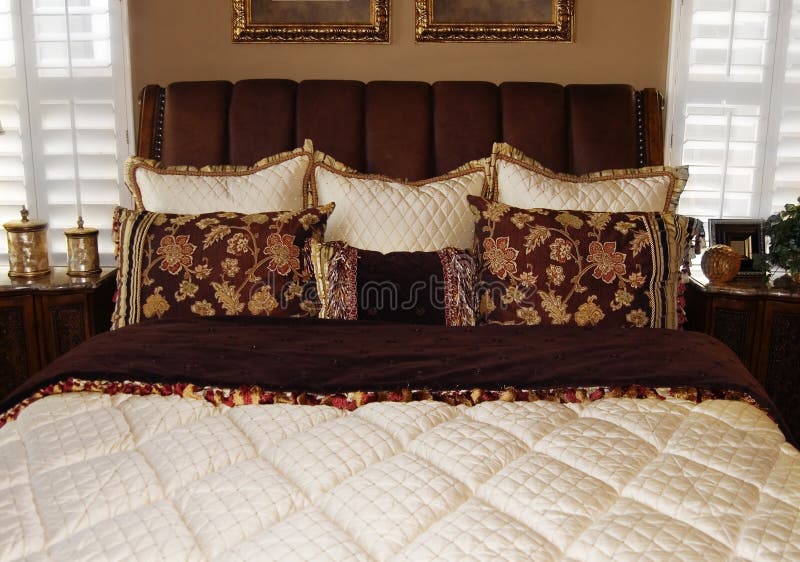 Conception intérieure de chambre à coucher moderne lumineuse image libre de droits Conception intérieure de chambre à coucher moderne lumineuse image libre de droits