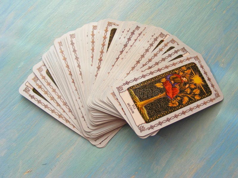 Conception médiévale de cartes de tarot sur le fond en bois bleu, plate-formes de tarot avec le titre russe photo stock Conception médiévale de cartes de tarot sur le fond en bois bleu, plate-formes de tarot avec le titre russe photo stock