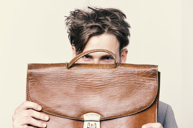 Concepto académico del estilo y del negocio Empollón con el pelo sucio y la mirada confiada Hombre que oculta detrás de la carter imagen de archivo libre de regalías Concepto académico del estilo y del negocio Empollón con el pelo sucio y la mirada confiada Hombre que oculta detrás de la carter imagen de archivo libre de regalías