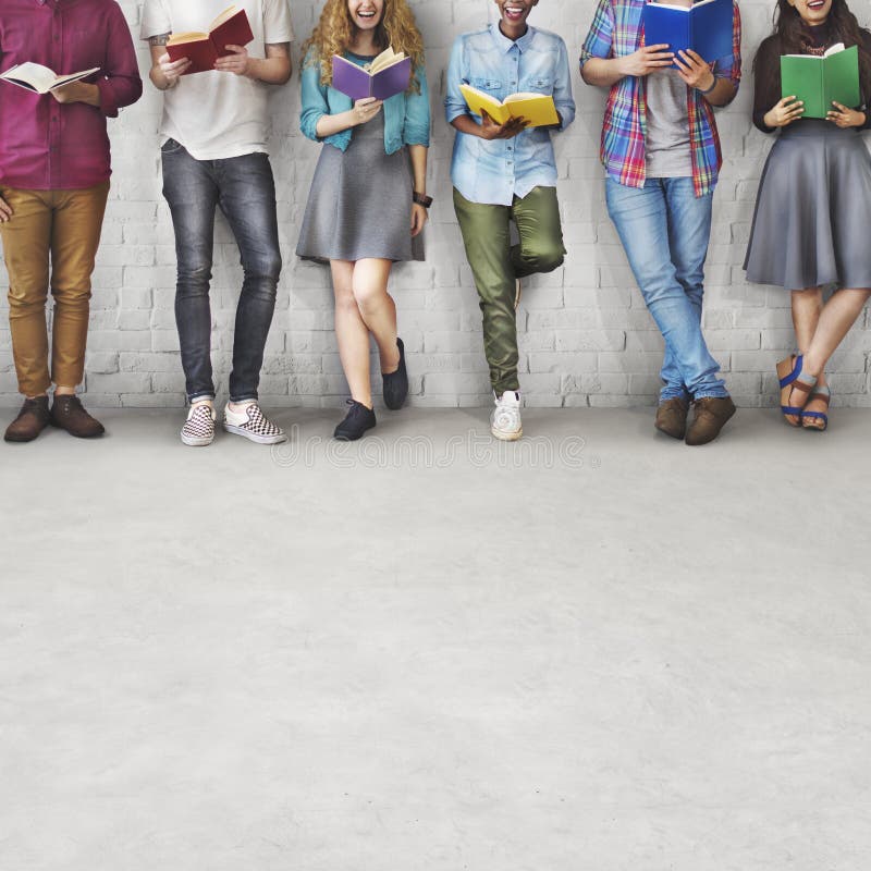 Concepto adulto del conocimiento de la educación de la lectura de la juventud de los estudiantes fotografía de archivo libre de regalías Concepto adulto del conocimiento de la educación de la lectura de la juventud de los estudiantes fotografía de archivo libre de regalías