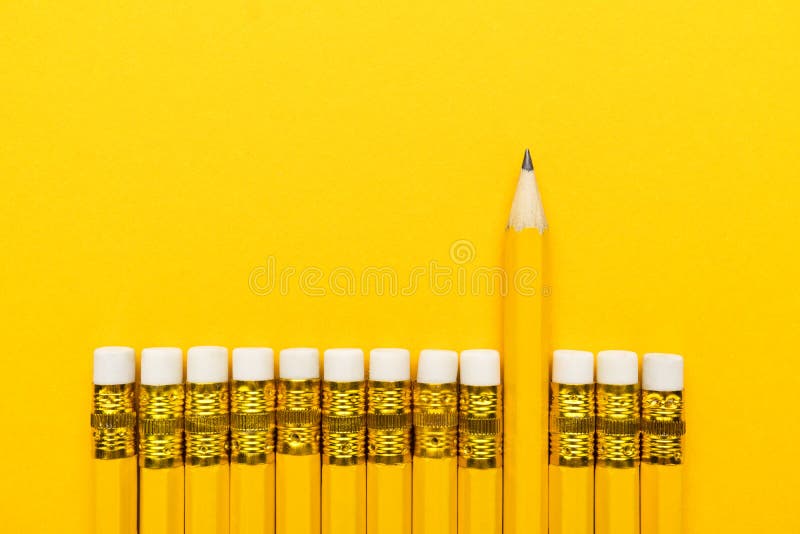 Concepto amarillo de la dirección del lápiz fotografía de archivo libre de regalías Concepto amarillo de la dirección del lápiz fotografía de archivo libre de regalías