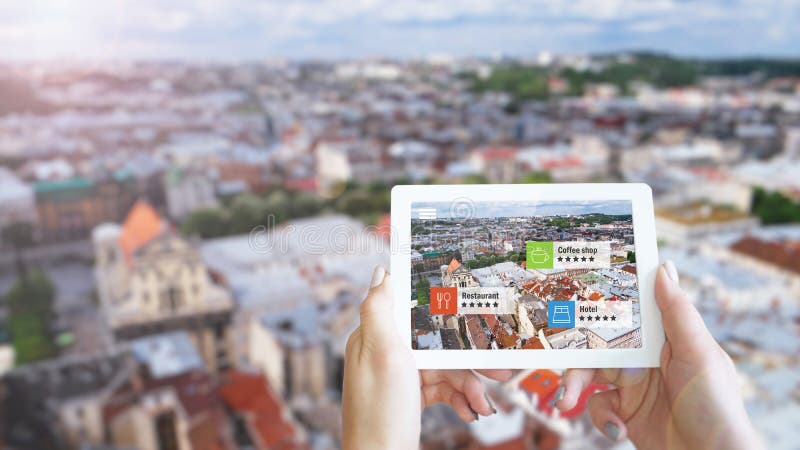 Concepto aumentado del márketing de la realidad La tableta de la tenencia de la mano utiliza el uso de AR fotos de archivo Concepto aumentado del márketing de la realidad La tableta de la tenencia de la mano utiliza el uso de AR fotos de archivo