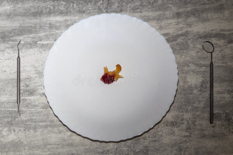 concepto. aumento del precio de los servicios médicos. el plato que contiene es una piedra de albaricoque. cerca del zerkolo esto imagen de archivo libre de regalías concepto. aumento del precio de los servicios médicos. el plato que contiene es una piedra de albaricoque. cerca del zerkolo esto imagen de archivo libre de regalías