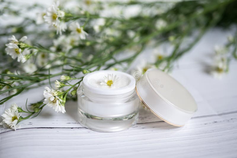 Concepto cosmético del skincare de la naturaleza Producto de belleza natural orgánico la medicina alternativa hizo de herbario mo foto de archivo libre de regalías Concepto cosmético del skincare de la naturaleza Producto de belleza natural orgánico la medicina alternativa hizo de herbario mo foto de archivo libre de regalías
