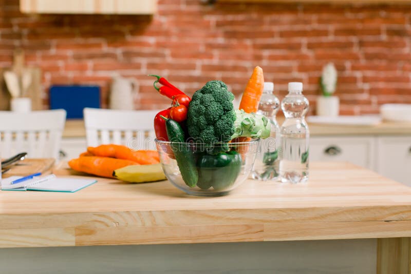 Concepto de alimentación y dieta saludables - comida natural sobre la mesa