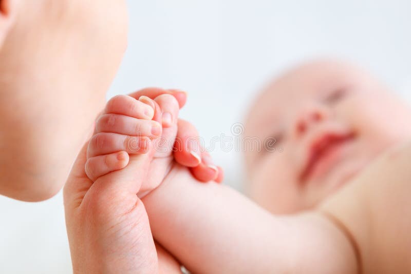Concepto de amor parental mano del bebé que sostiene el finger de la madre