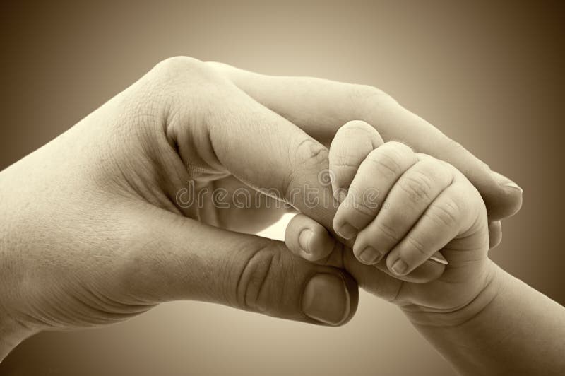 Concepto de amor y de familia. manos de la madre y del bebé
