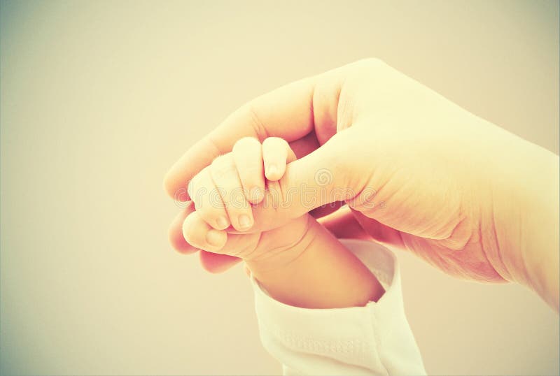 Concepto de amor y de familia. manos de la madre y del bebé