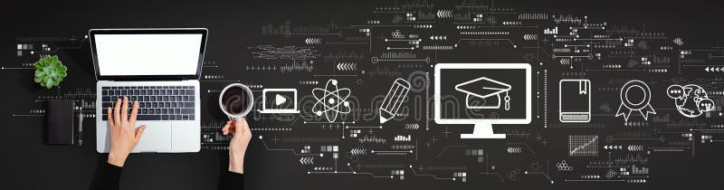 Concepto de aprendizaje electrónico con la persona que utiliza un ordenador portátil fotos de archivo