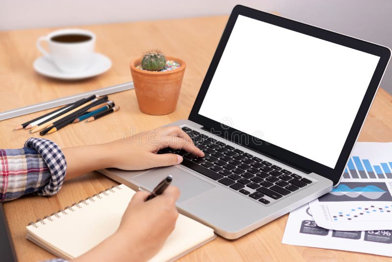 Concepto de aprendizaje en línea del curso estudiante que usa el ordenador portátil del ordenador con la pantalla en blanco blanc fotografía de archivo libre de regalías
