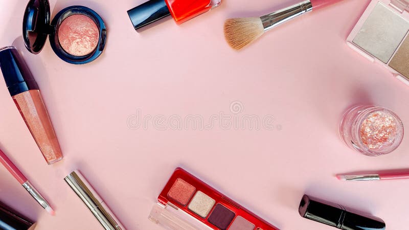  Concepto De Belleza. Productos De Maquillaje Sobre Fondo Blanco Foto de archivo
