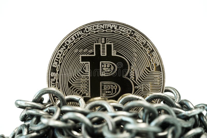 Concepto de Blockchain por la moneda física de Bitcoin encima del metal chai imágenes de archivo libres de regalías Concepto de Blockchain por la moneda física de Bitcoin encima del metal chai imágenes de archivo libres de regalías
