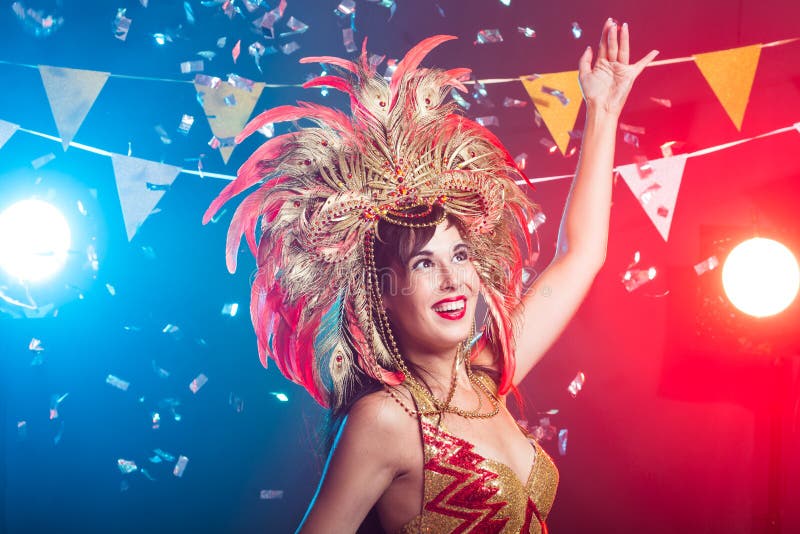 Concepto de Carnaval, bailarín y vacaciones - Mujer guapa con traje de cabaret y toalla con plumas naturales y imagen de archivo Concepto de Carnaval, bailarín y vacaciones - Mujer guapa con traje de cabaret y toalla con plumas naturales y imagen de archivo
