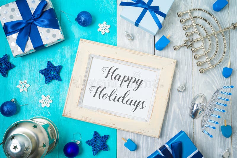 Concepto de celebración de Navidad y Hanukkah Fondo de vacaciones de invierno con marco fotográfico, cajas de regalo y decoracion foto de archivo libre de regalías
