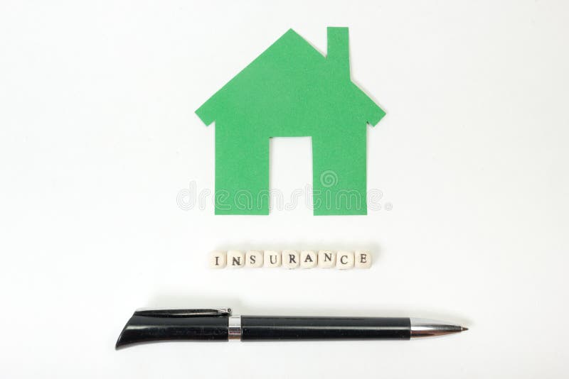 Concepto de compra y de seguro de la vivienda Tabla con la opinión superior de las fuentes - pluma, casa modelo verde del escrito fotos de archivo Concepto de compra y de seguro de la vivienda Tabla con la opinión superior de las fuentes - pluma, casa modelo verde del escrito fotos de archivo