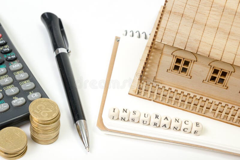 Concepto de compra y de seguro de la vivienda Tabla del escritorio de oficina con la opinión superior de las fuentes Calculadora foto de archivo libre de regalías Concepto de compra y de seguro de la vivienda Tabla del escritorio de oficina con la opinión superior de las fuentes Calculadora foto de archivo libre de regalías