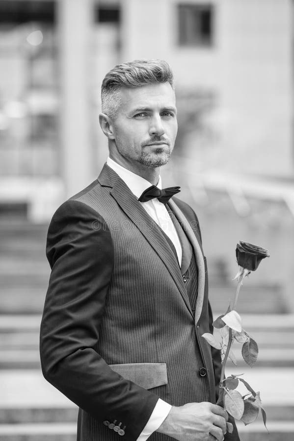 Concepto de compromiso. retrato del hombre celebrando el compromiso. hombre con un regalo de rosa para el compromiso fotografía de archivo