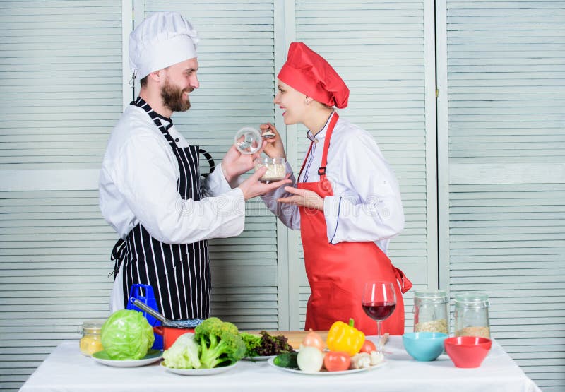 Concepto de dieta cocinero del hombre y de la mujer en restaurante E Dieta y vitamina fotos de archivo libres de regalías Concepto de dieta cocinero del hombre y de la mujer en restaurante E Dieta y vitamina fotos de archivo libres de regalías