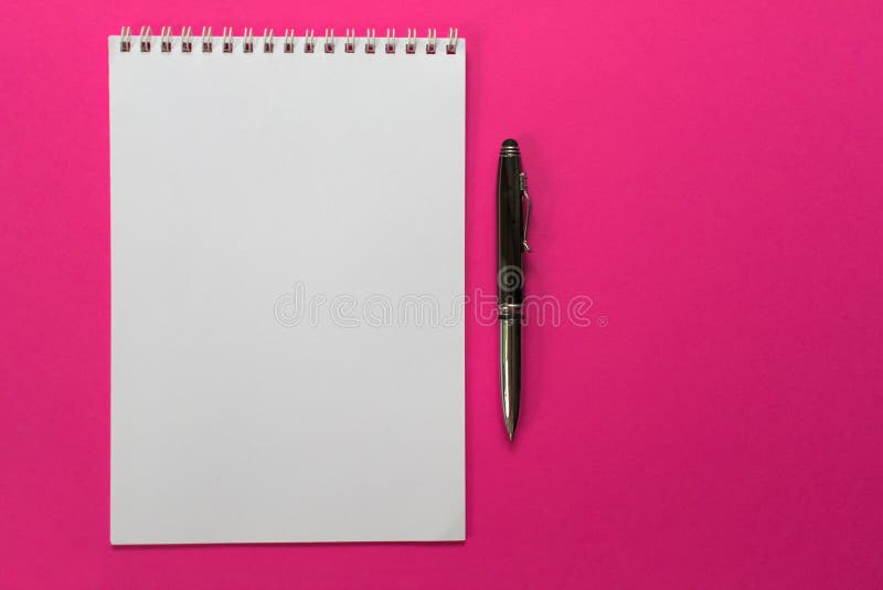 Concepto de dise?o - vista superior de una colecci?n espiral del cuaderno y de las plumas de la escuela en un fondo rosado para l fotos de archivo libres de regalías Concepto de dise?o - vista superior de una colecci?n espiral del cuaderno y de las plumas de la escuela en un fondo rosado para l fotos de archivo libres de regalías