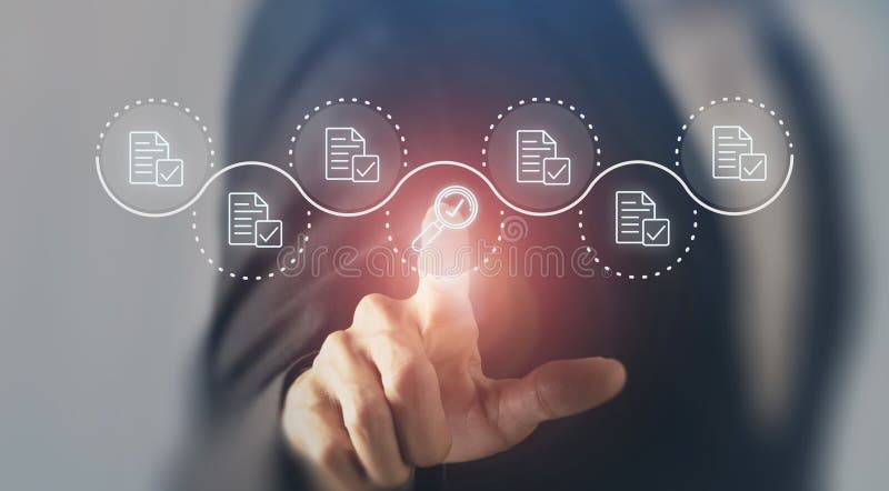 Concepto de DMS del sistema de administración de documentos. Un profesional de negocios interactúa con una interfaz digital futuri foto de archivo libre de regalías