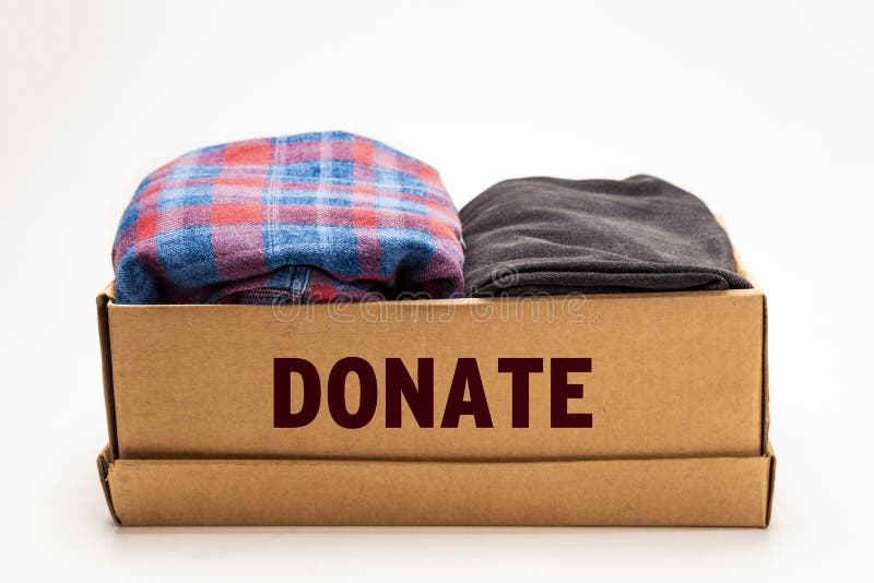 Concepto de donación Caja de donaciones con ropa de donación sobre fondo blanco Caridad Ayudar a los necesitados