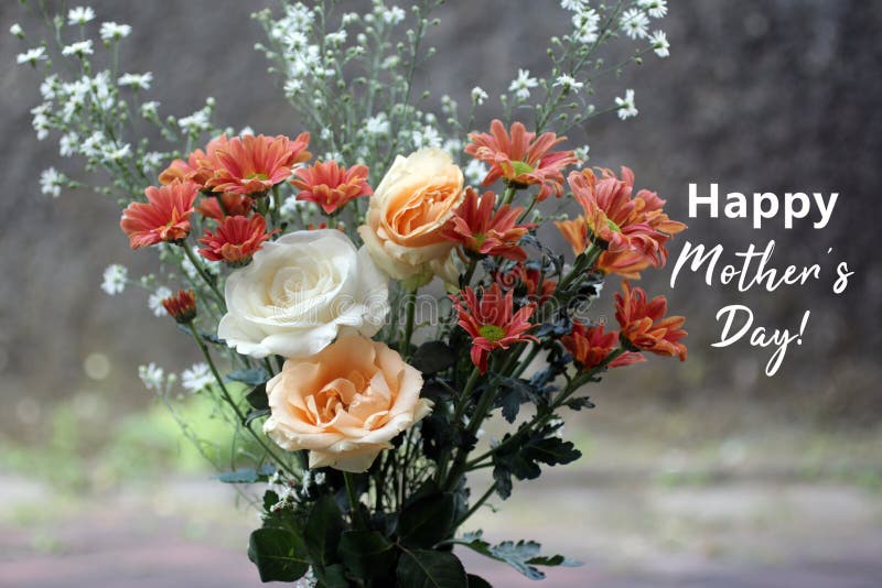 Concepto de día de las madres con mensaje de texto sobre el fondo de un ramo de rosas y flores de margarita gerbera. día de madres fotos de archivo