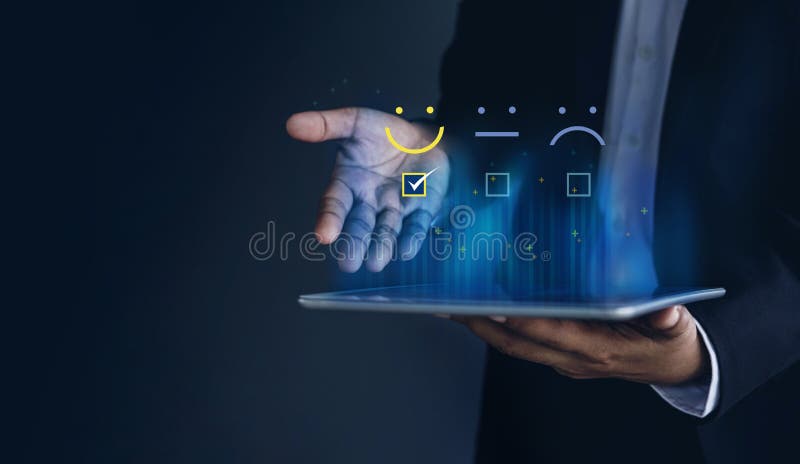 Concepto de Experiencias del Cliente. Reseña positiva y comentarios, Empresario en Suit Present Excelente calificación con icono imagen de archivo