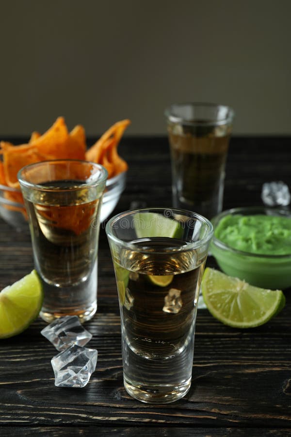 Concepto De Fiesta Con Tequila Guacamole Y Chips Foto de archivo