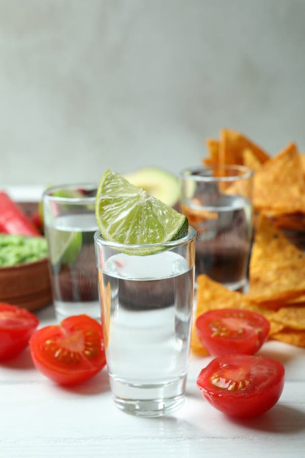 Concepto De Fiesta Con Tequila Guacamole Y Chips Imagen de archivo