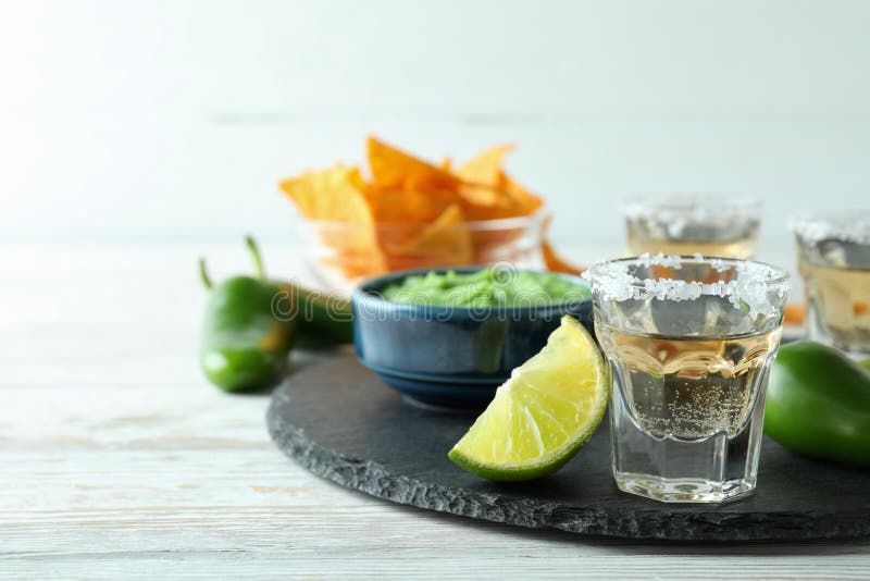 Concepto De Fiesta Con Tequila Guacamole Y Chips Foto de archivo