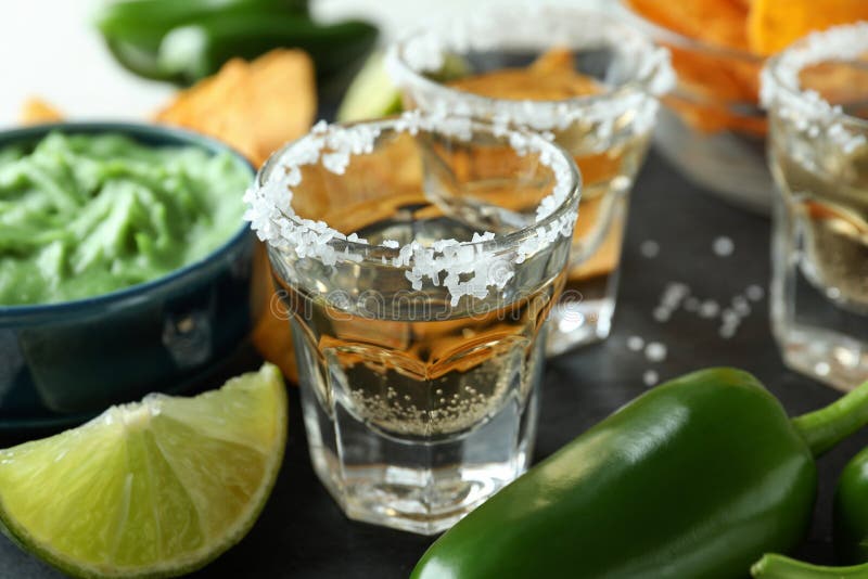 Concepto De Fiesta Con Tequila Guacamole Y Chips Imagen de archivo